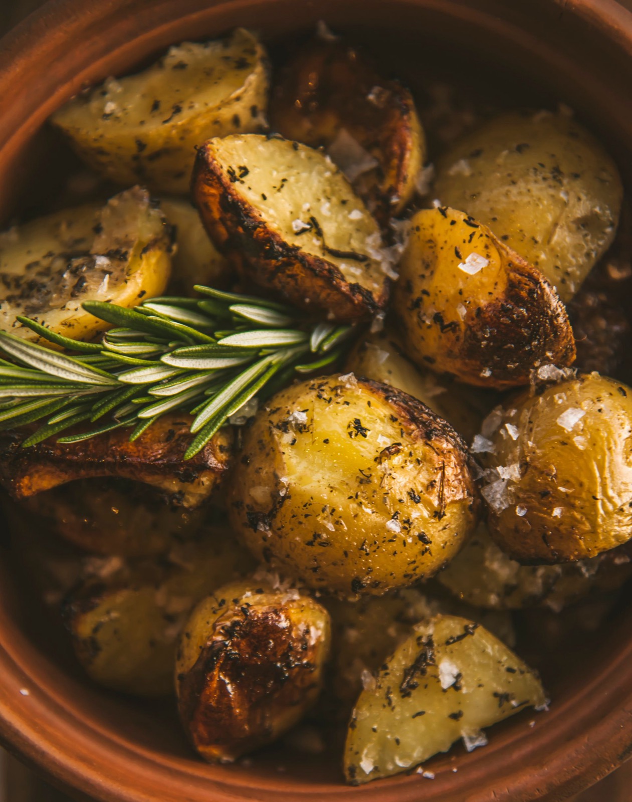 Roast potatoes with rosemary and garlic