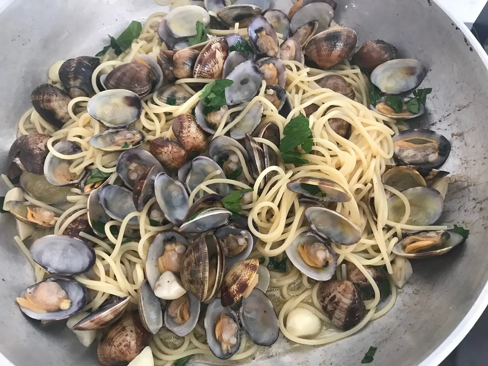Spaghetti with clams (spaghetti alle vongole)